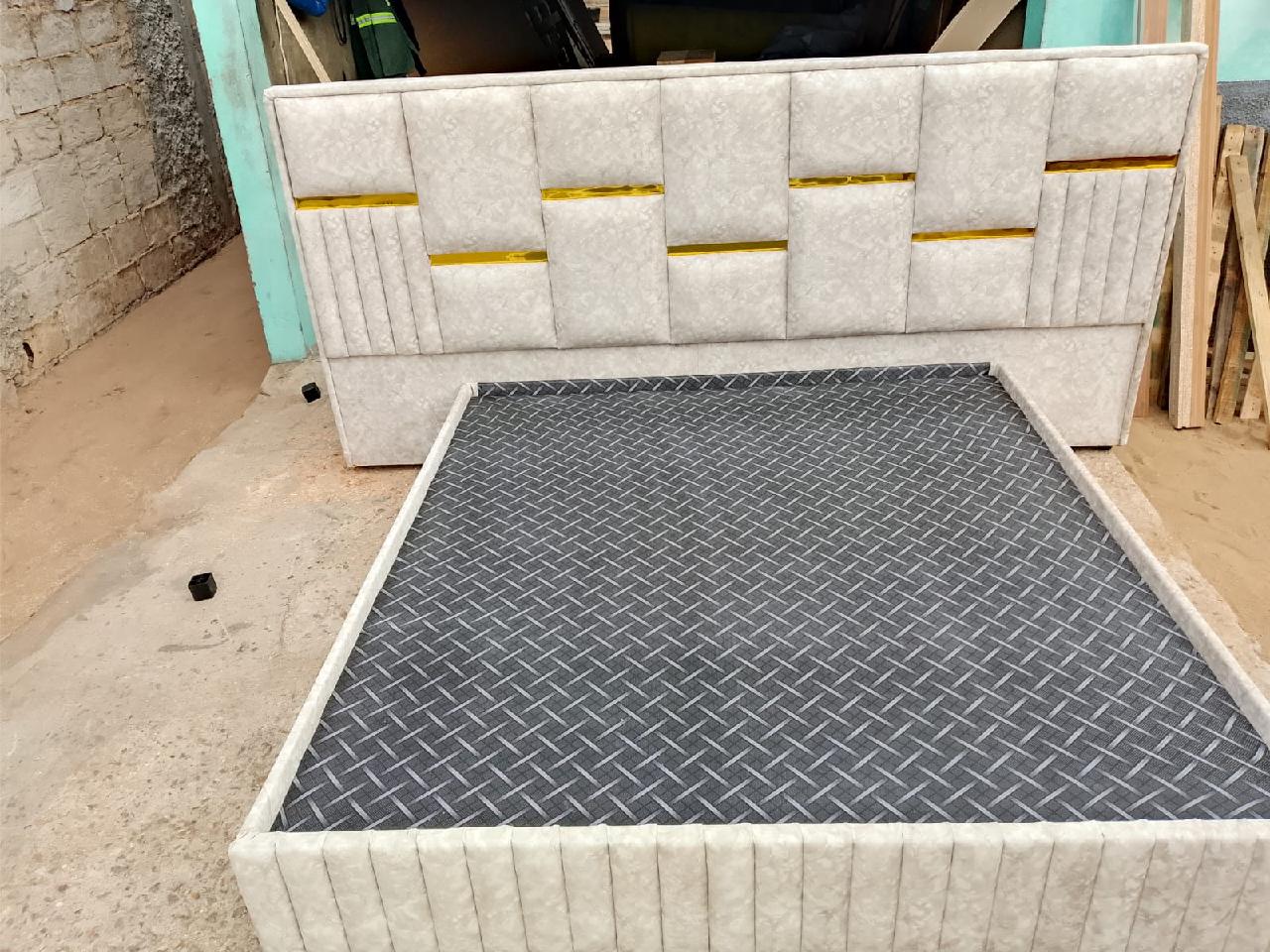 Vendo bases de camas modernas e acessórios